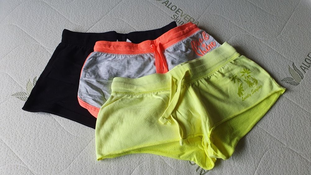 Lot pantaloni scurți