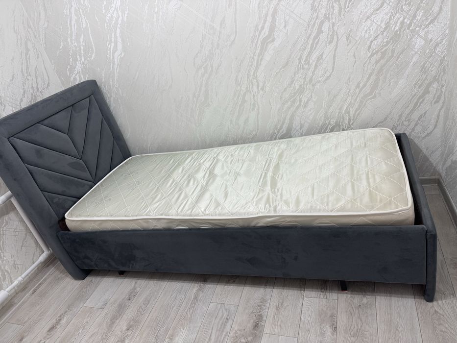 Продам кровать (спальное место 180*80) в отличном состоянии