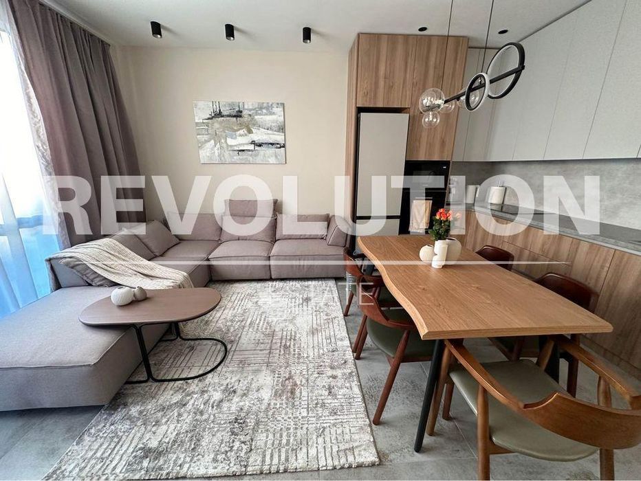 Дава се под наем Тристаен апартамент в Варна, Център - 100 кв.м за 850 € - Снимка #1