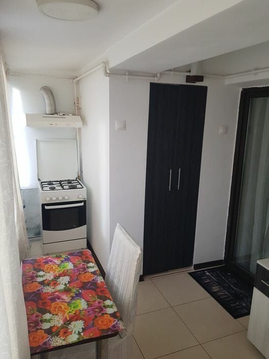Închiriez apartament 3 camere