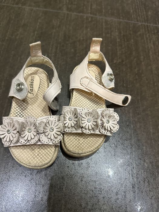 Продавам обукви и пантови размер 23 и 22