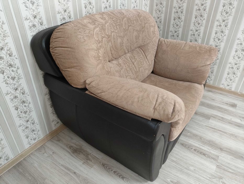 Диван + кресло, диван секционный можно собрать два средних