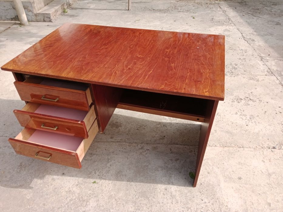 Стол с выдвижными ящиками