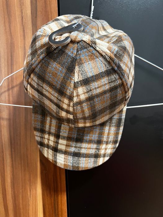 Нова шапка с козирка