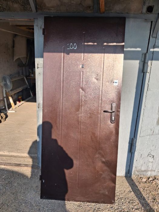 Продаю железную дверь!