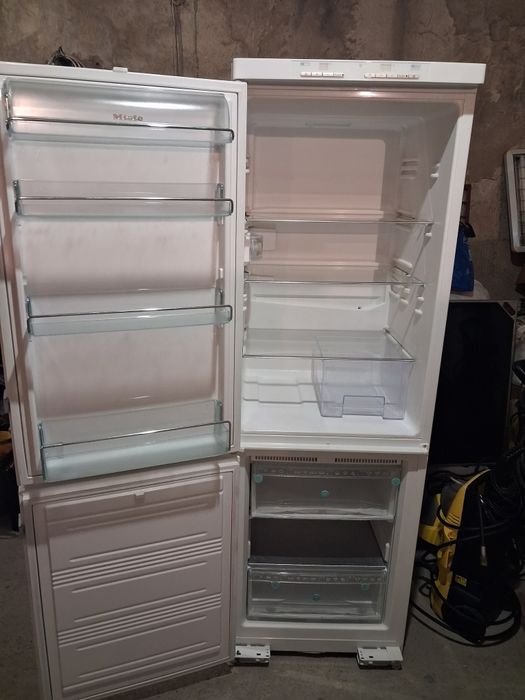 Продавам хладилник/фризер комбиниран на марката Miele. Град Айтос. За