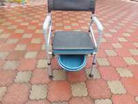 WC portabil pentru bolnavi folosit puțin este aproape nou și cărucior