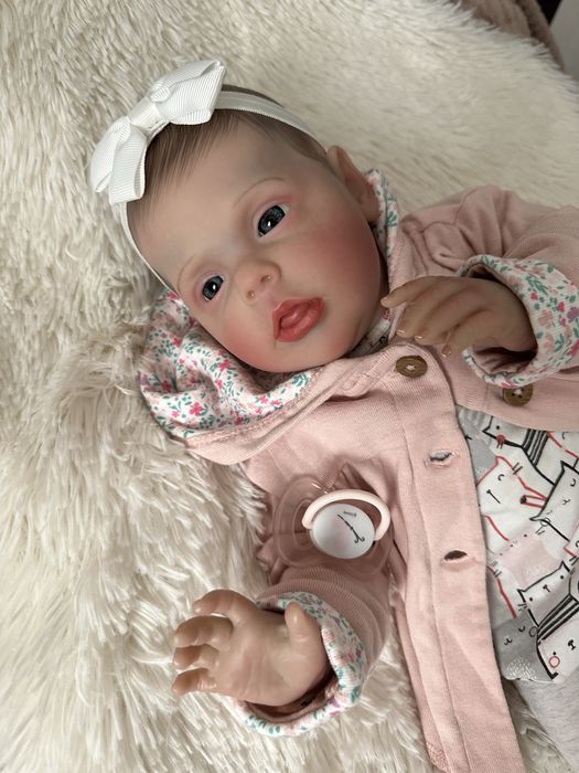 Fetita rebon papusa noua