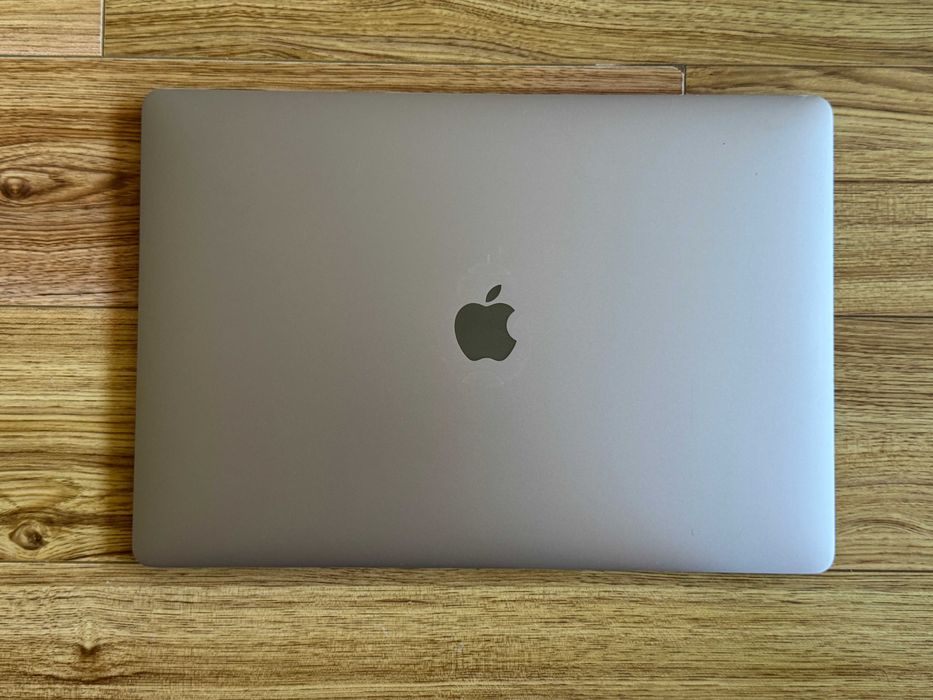 MacBook Pro 15 2019`Core i7-9750H/16GB RAM/512GB SSD/AMD Pro 560X-4GB