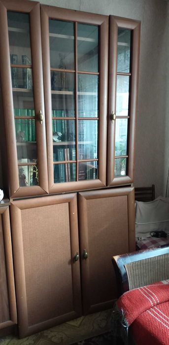 Отдам шкаф и тумбу, дешево.