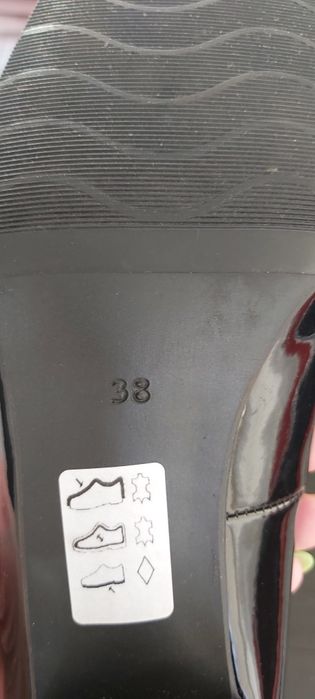 Дамски черни лачени обувки с катарама и нисък ток