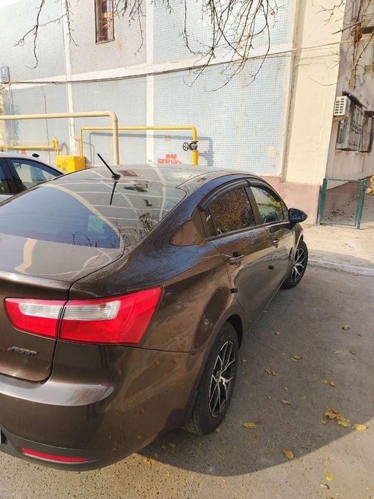 Автомобиль Kia Rio 2013 года