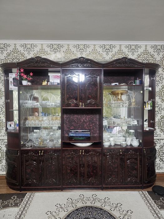 Стенка для зала богатого бордового цвета