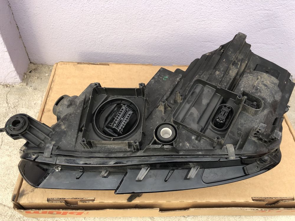 Far dreapta matrix Audi A4 B9 cod 8W0941036