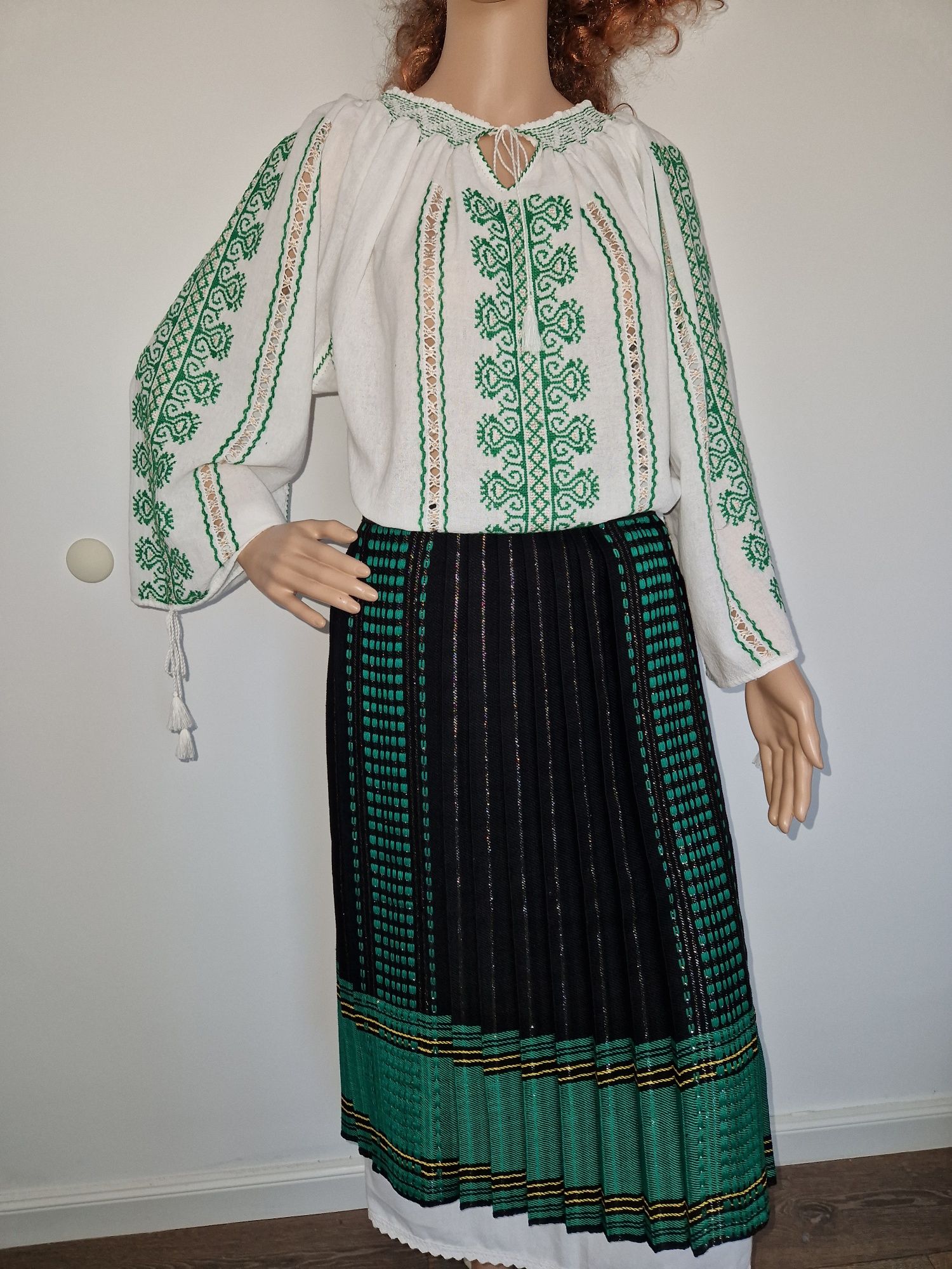 Costum popular traditional cusut manual
