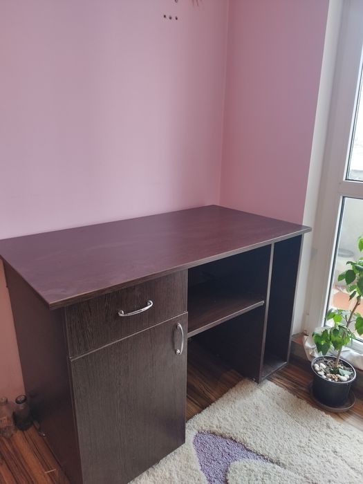 Birou cu sertar și rafturi