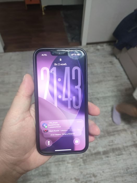 Продам Айфон 13 в хор состоянии нет дефектов