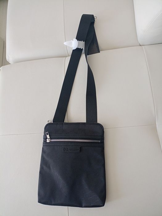 Vând borsetă bărbătească model deosebit produs de calitate superioara.