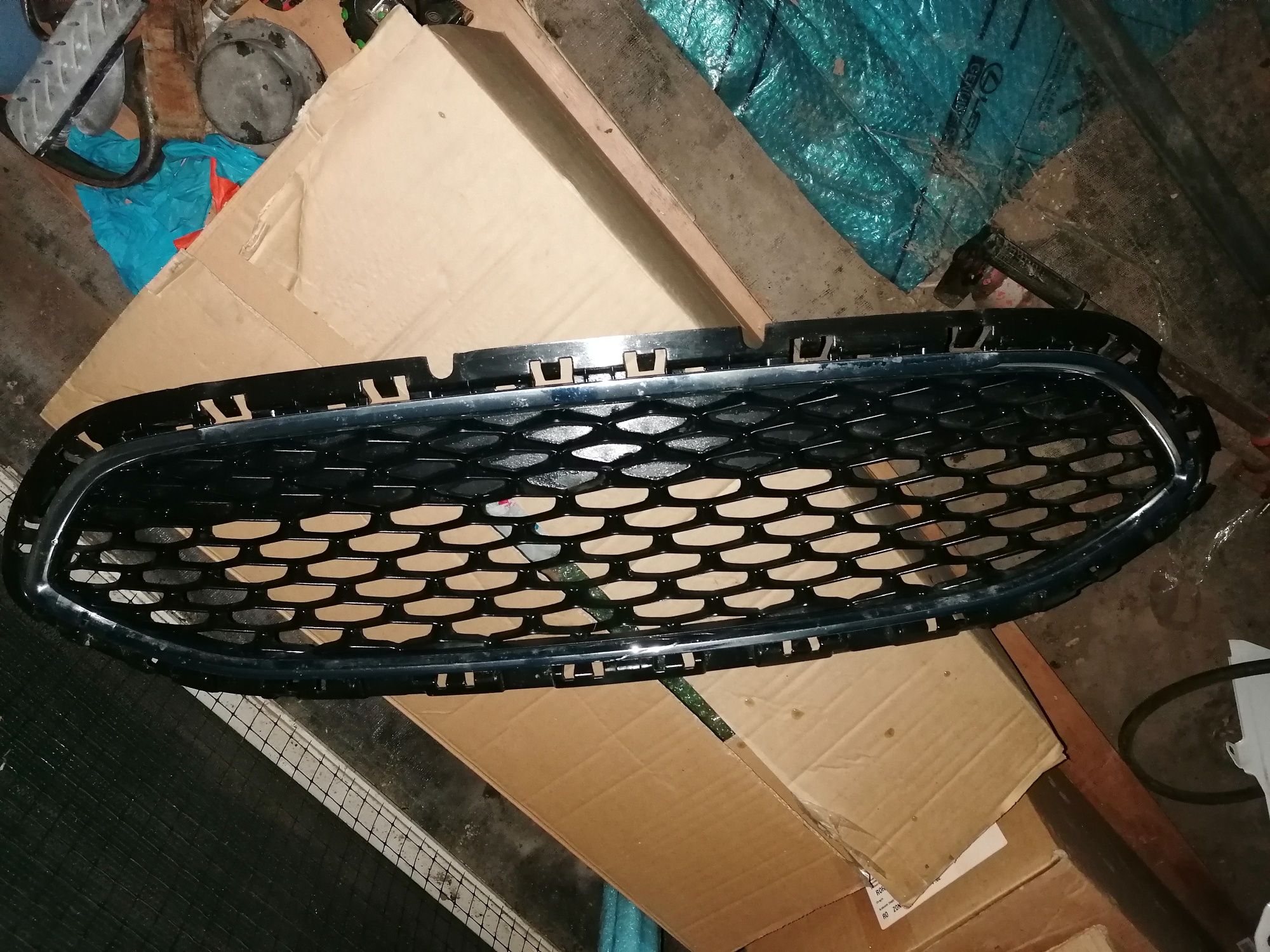 Grila radiator Ford Fiesta an fabricație 2016 - 2020