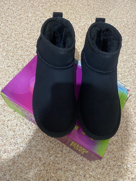 Срочно  новые  женские  угги  продам .