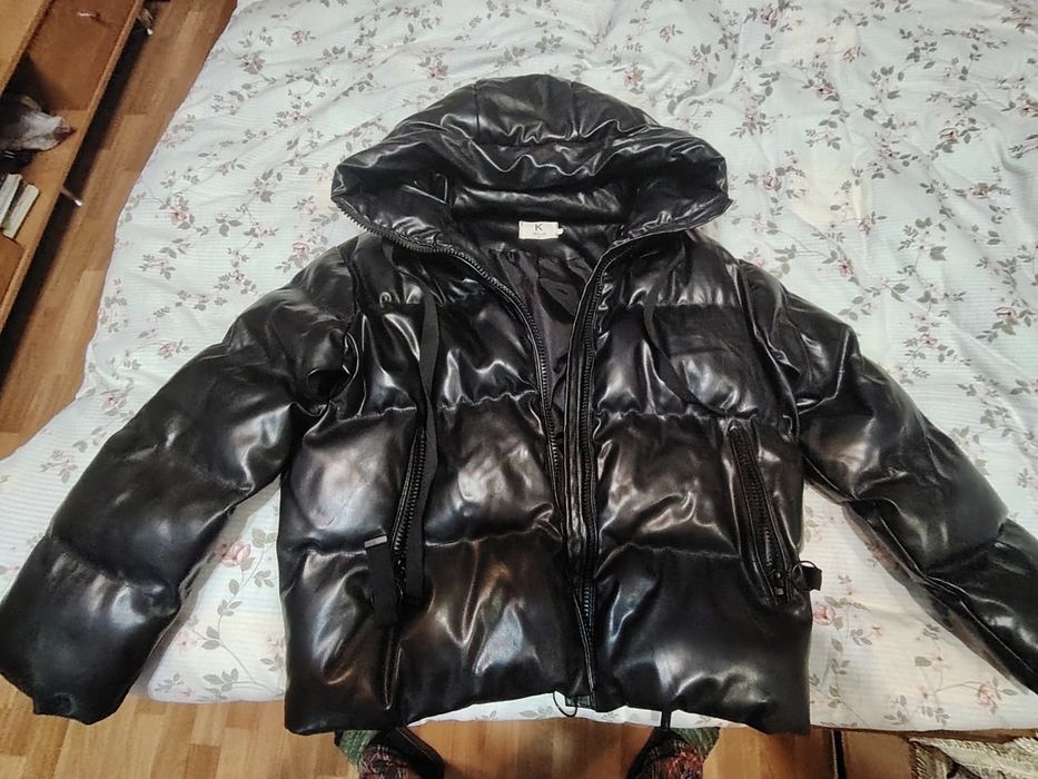 Модная женская демисезонная куртка черная с капюшоном из эко-кожи