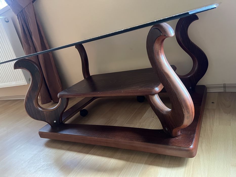 Masuta masa sticla si lemn pe roti