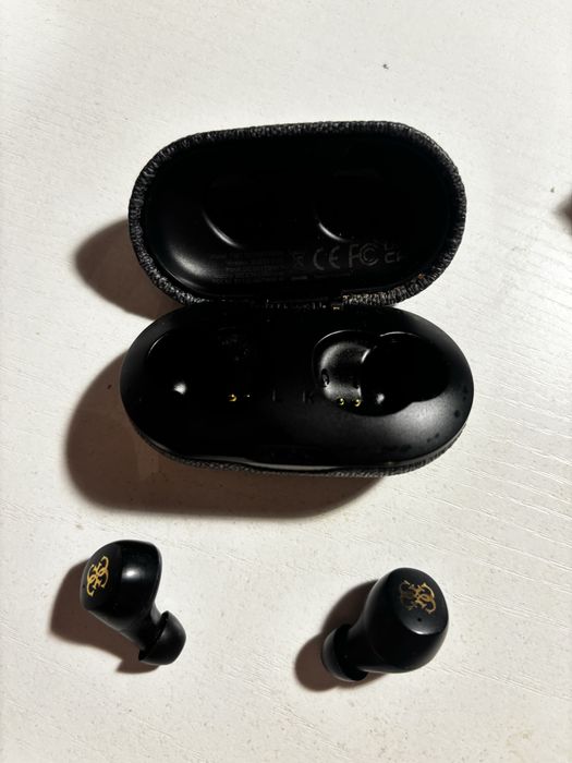 Продавам безжичти слушалки Guess