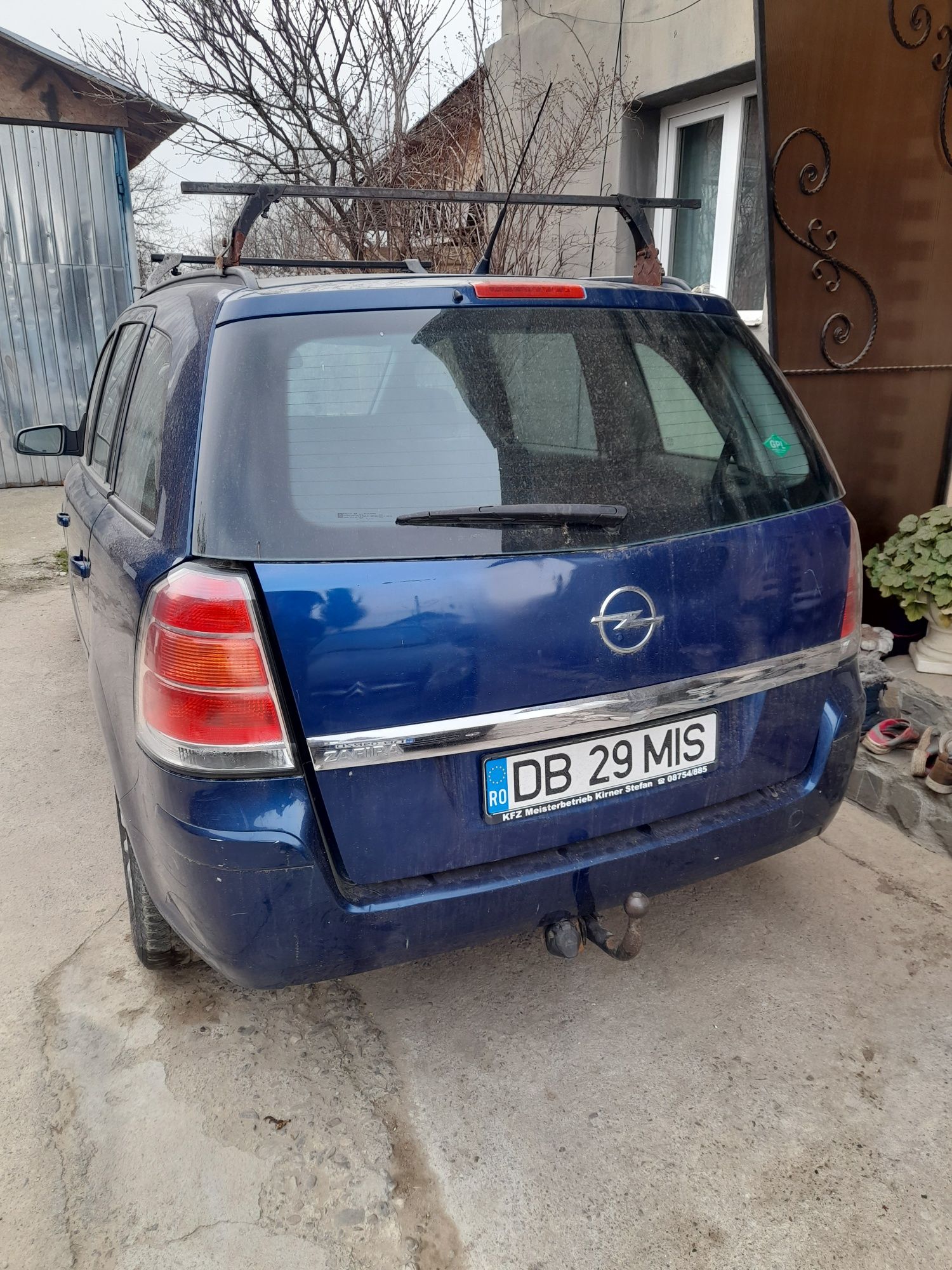 Dezmembrez Opel Zafira