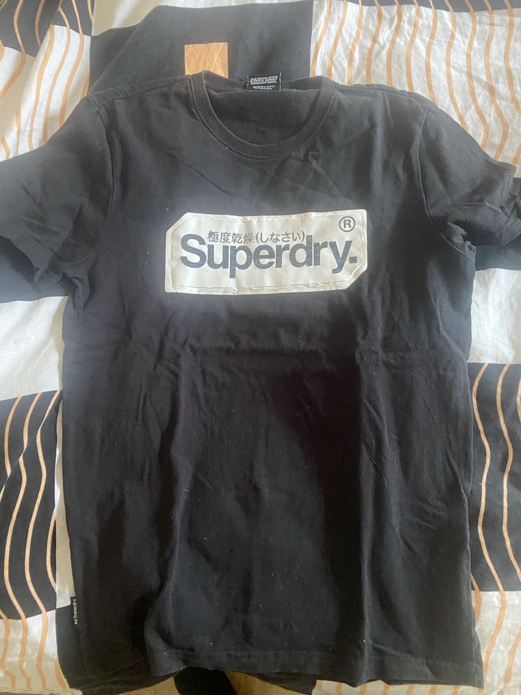 Doua tricouri superdry marimea S,alb si negru(nu nike,supreme,etc.)