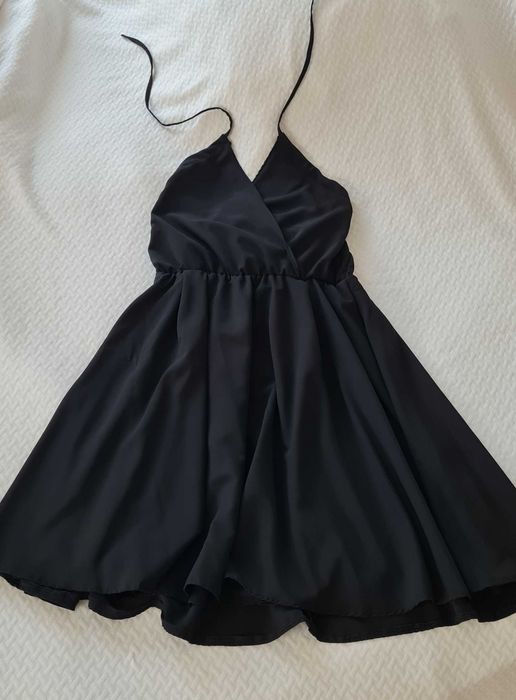 Къса черна рокля