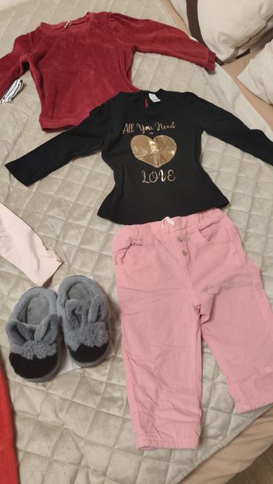 Лот от дрешки 18-24м,пантофки и играчки