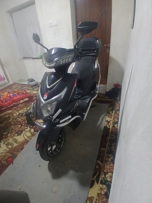 Elektro dugali Skutr sotiladi