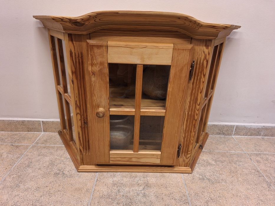 Винтидж витрина за стена