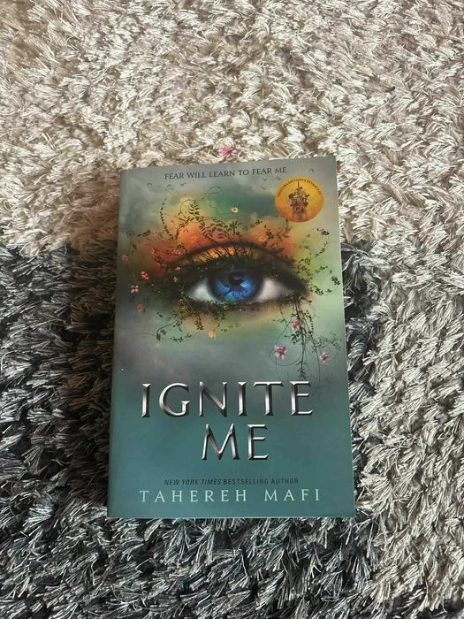 Продавам shatter me series на английски език