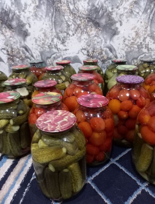 Соленье домашнее - огурцы,помидоры
