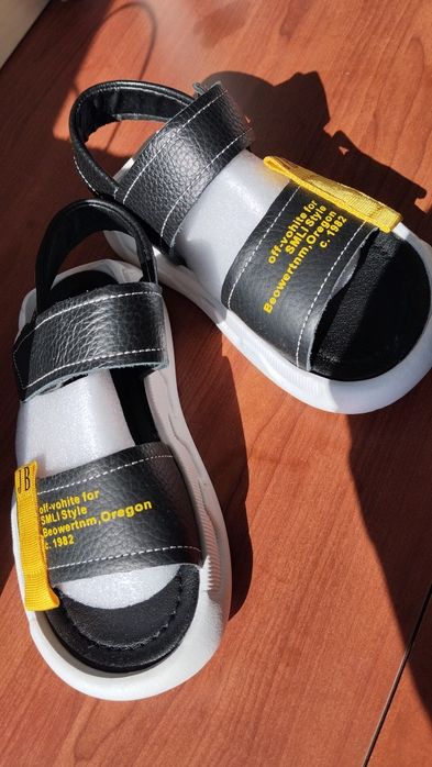 Продам детские сандалии новые