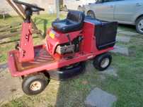 Tractoras pentru tuns gazon