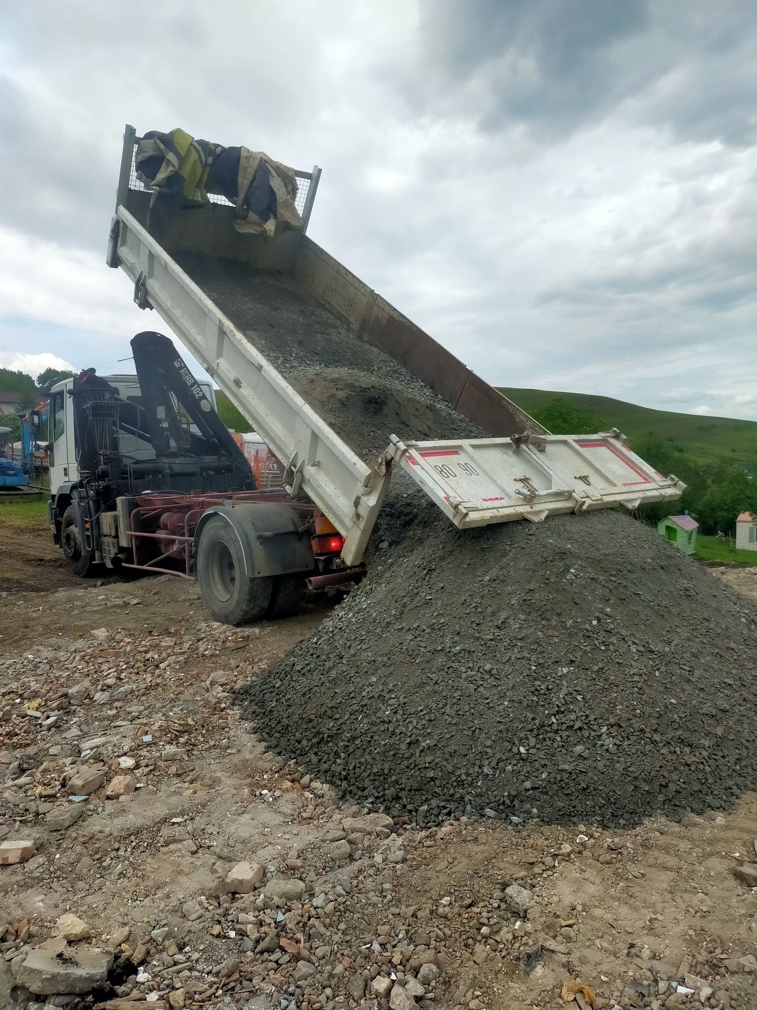 Transport cu macara cupa incarcare