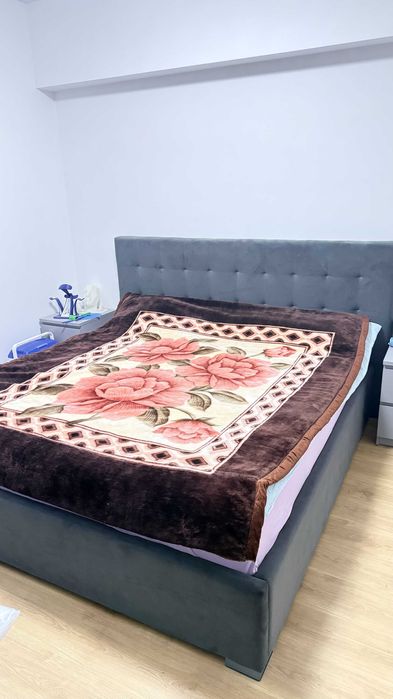 Pat cu somieră rabatabilă și ladă de depozitare, plus saltea