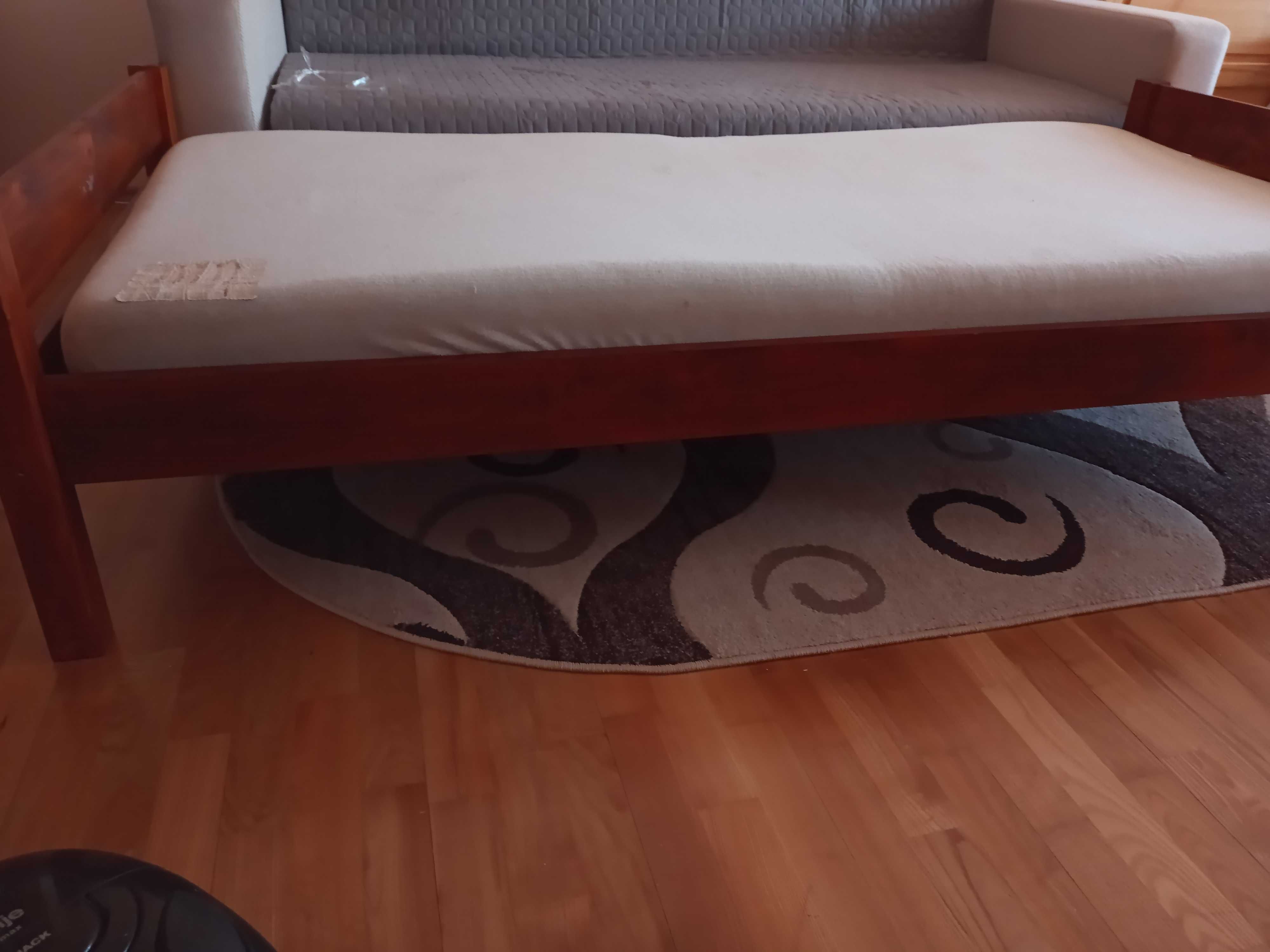 Vand pat cu cadru din lemn masiv, o persoana, potrivit pentru studenti
