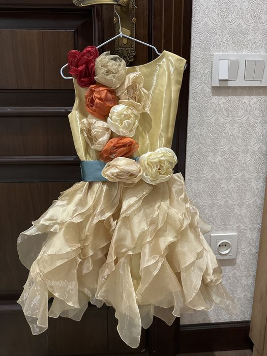 Платье нарядное для девочки 6-7 лет.