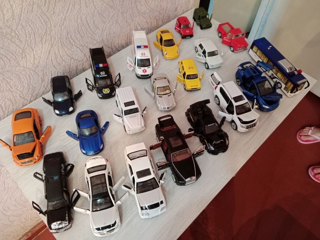Продам железные машинки для детей разных марок малельки