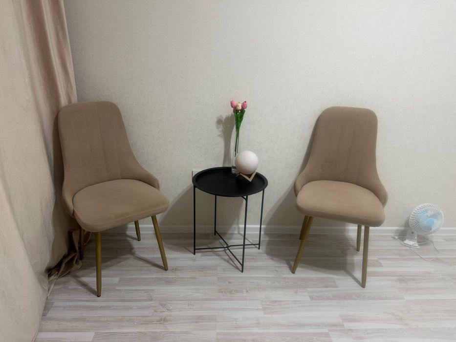 Продам стулья столик вешалку стеллаж шторы с тюлью