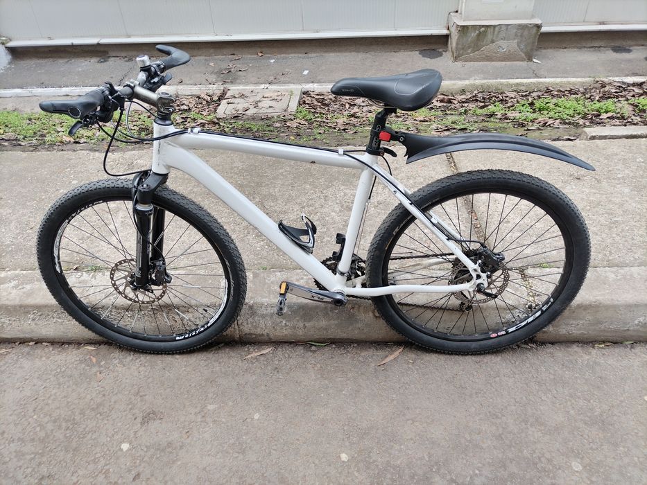 Vând o bicicleta cu roti pe 26 cu frinii pe disc  cu ulei