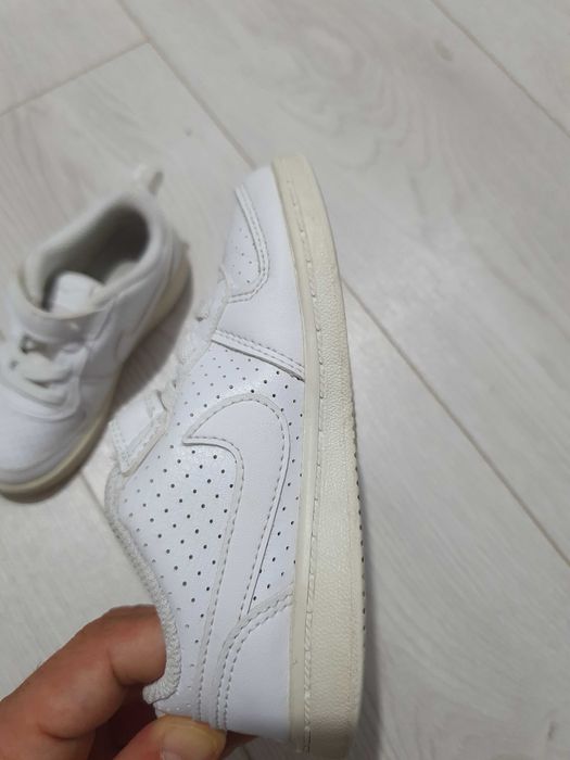 Adidasi Nike albi 26