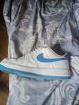 Vand o pereche de Air Force 1 albi cu albastru