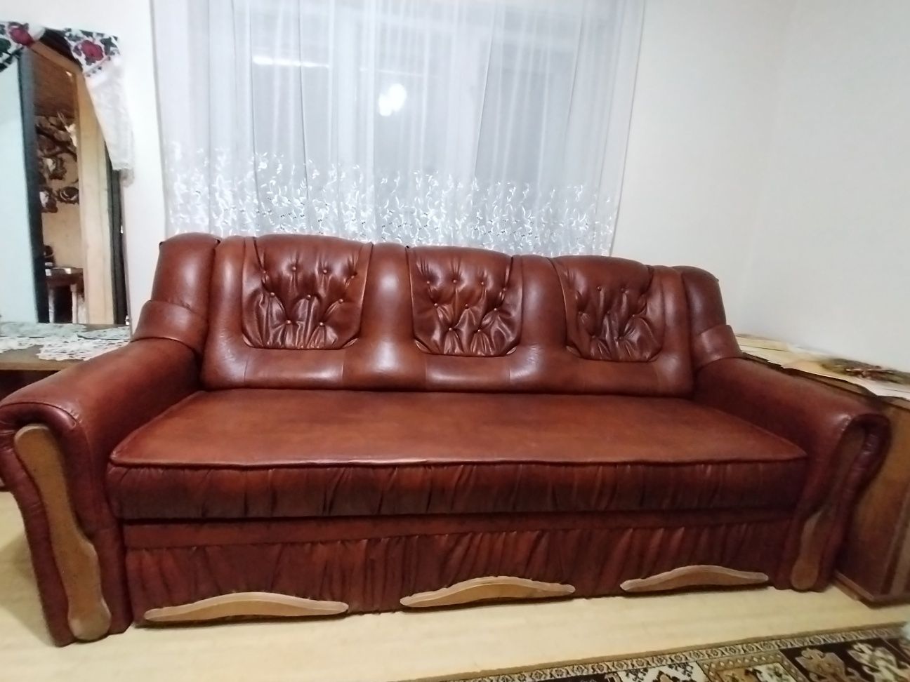 Vând canapea extensibila imitație piele, stare foarte bună.