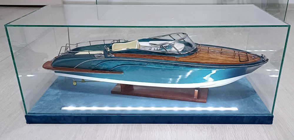 Vitrine machete auto, navomodele si aeromodele