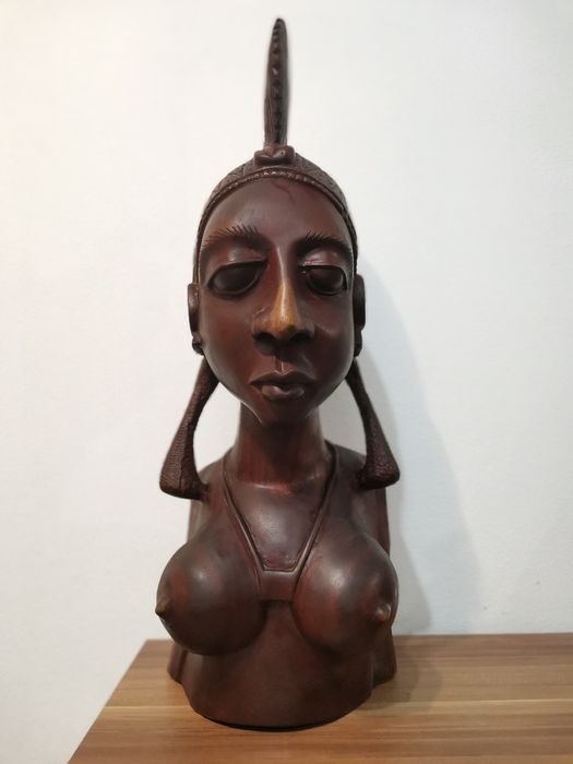 Statuetă din lemn bust femeie