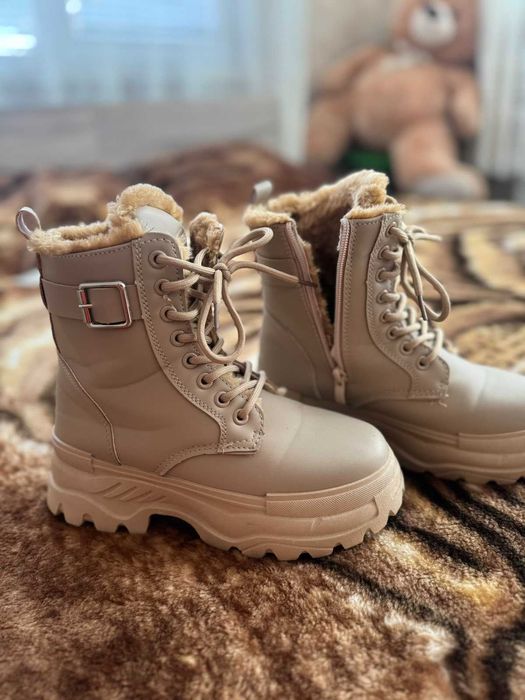 НОВИ Боти с пух, номер 36